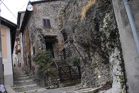 Tagliacozzo - Tagliacozzo il suo nome deriva dal latino e significa taglio nella roccia. ad indicare la fenditura che divide il monte, in cui si  sviluppato linsediamento urbano